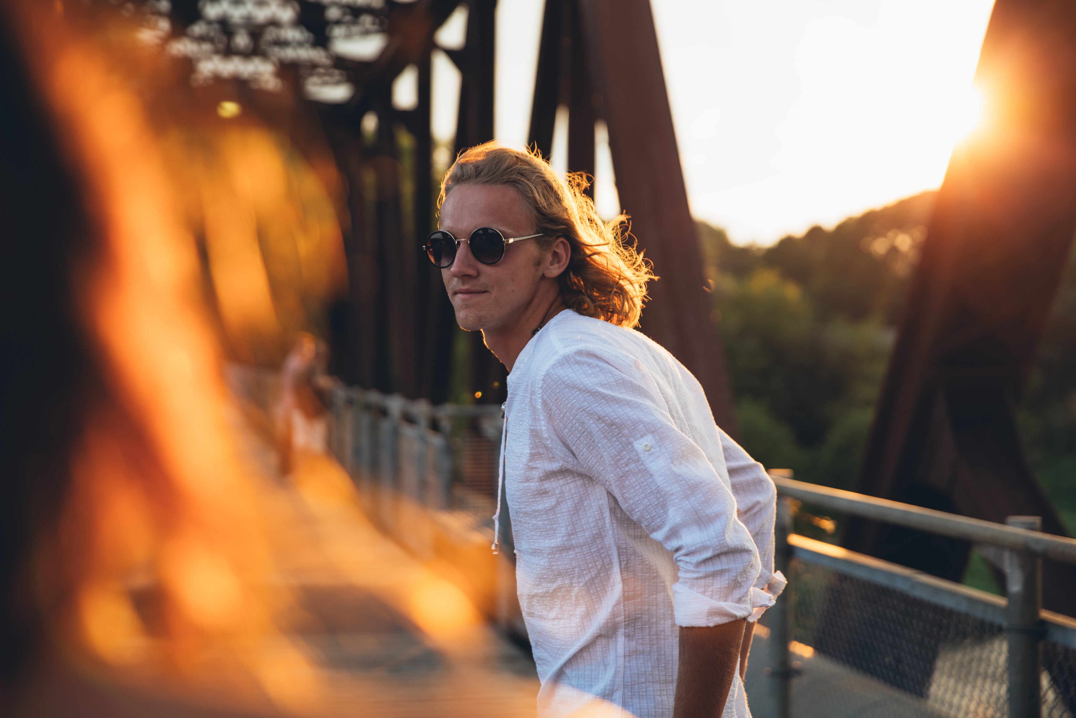 files/man-looks-at-woman-in-sunset.jpg